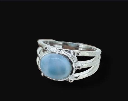 Our larimar ring with three strands of sterling silver is elegant and sophisticated! The combination of the silky larimar gemstone with the gleam of sterling silver creates a timeless and classy piece of jewellery.